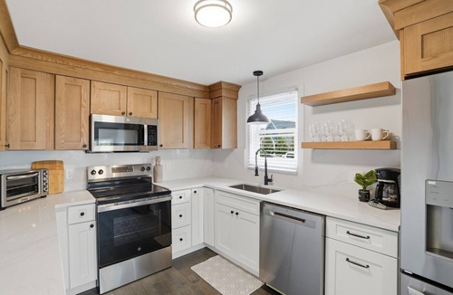 Warren House | 3BR Touisset Retreat | Porch & Al Fresco Deck