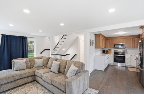 Warren House | 3BR Touisset Retreat | Porch & Al Fresco Deck