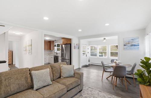 Warren House | 3BR Touisset Retreat | Porch & Al Fresco Deck