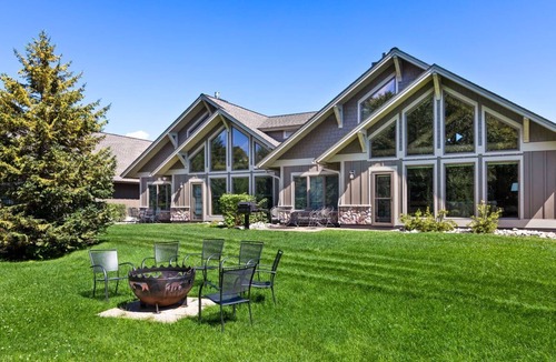 Nisswa House | 3BR Townhome | Beach Access & Pontoon Rentals