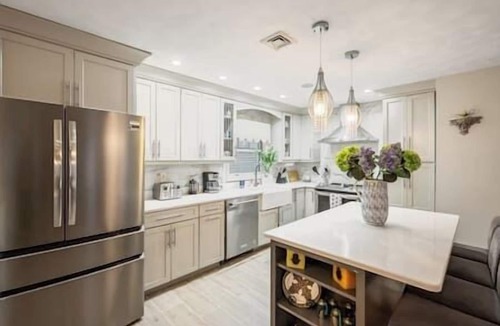 Revere House | 3BR Vacation Home ♥ Pet-Friendly - Free Parking - Cozy