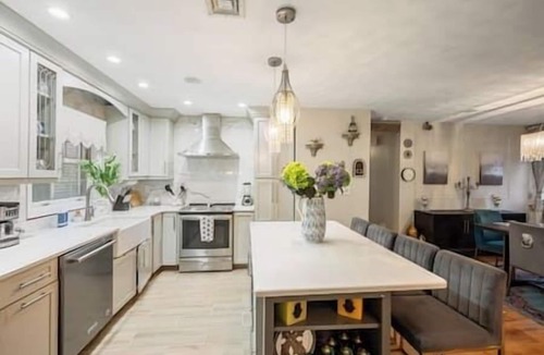 Revere House | 3BR Vacation Home ♥ Pet-Friendly - Free Parking - Cozy
