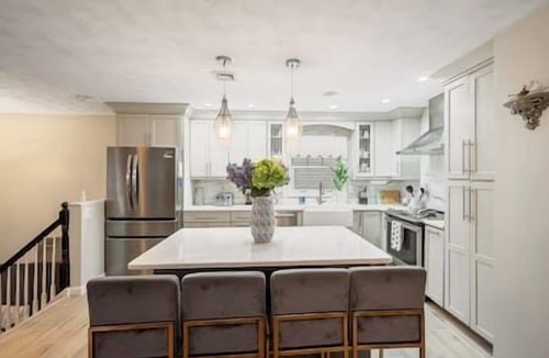 Revere House | 3BR Vacation Home ♥ Pet-Friendly - Free Parking - Cozy
