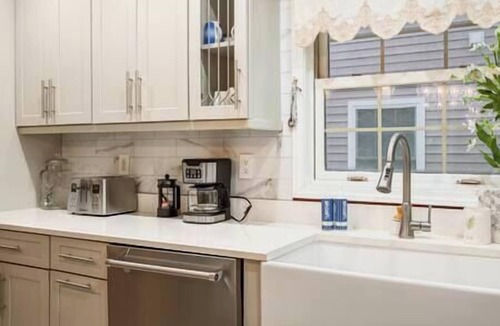 Revere House | 3BR Vacation Home ♥ Pet-Friendly - Free Parking - Cozy