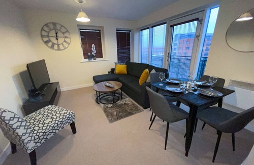 Wolverhampton Apartment | 3rd Floor Penthouse Corner Apartment/Balcony