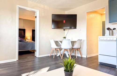 Mount Oliver House | 4 Apartments! 7 Bedrooms w/23 Beds & Parking WIFI