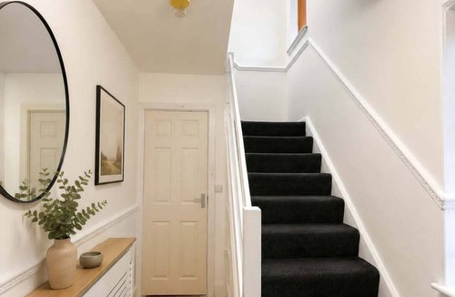 Newcastle-upon-Tyne House | 4-bed home, 9 parking spaces, all bills included, Newcastle NE3.