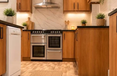 Newcastle-upon-Tyne House | 4-bed home, 9 parking spaces, all bills included, Newcastle NE3.