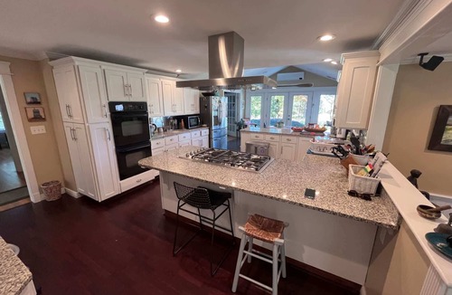 York House | 4 Bedroom Colonial, Hot Tub, Pool and Treehouse