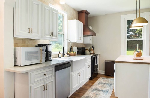 Lancaster Other | 4 Bedroom, Peaceful Farmhouse Min to Hocking hills! Sleeps 10