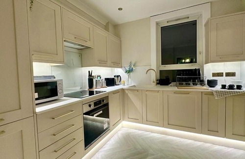 Dalmuir Villa | 4-bedrooms Clydebank House with 2 bathrooms, separate entrance