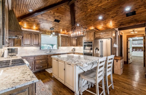 Gober House | 4 BR Farmhouse with Private Lake