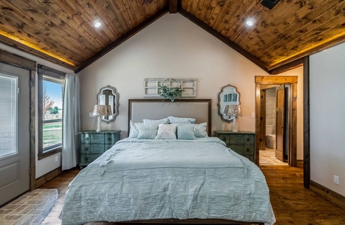Gober House | 4 BR Farmhouse with Private Lake
