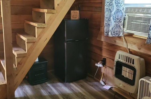 Saint Helens Cabin | #4, Charming 2-bedroom cabin in superb Beattyville with AC