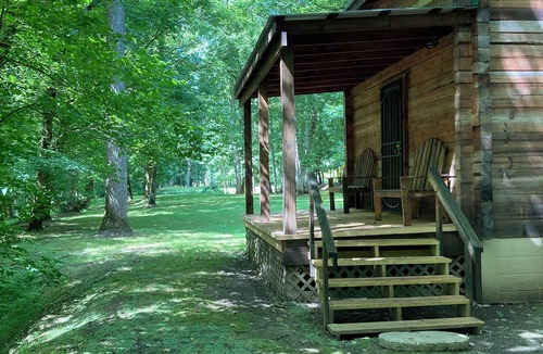 Saint Helens Cabin | #4, Charming 2-bedroom cabin in superb Beattyville with AC