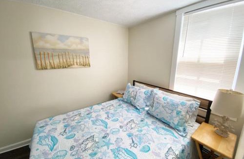 Old Orchard Beach Apartment | 4 min walk to the beach Large 1BD sleeps 4 Pets