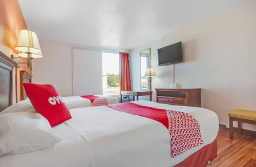 Muskegon Heights Hotel | 4 Pet-Friendly Lodgings Near Muskegon Dog Beaches – Relax with Your Pup