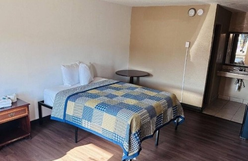 Fort Wayne Hotel | 4 Private Spaces with Queen Bed, Ideal for Solo Travelers in Fort Wayne