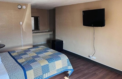 Fort Wayne Hotel | 4 Private Spaces with Queen Bed, Ideal for Solo Travelers in Fort Wayne