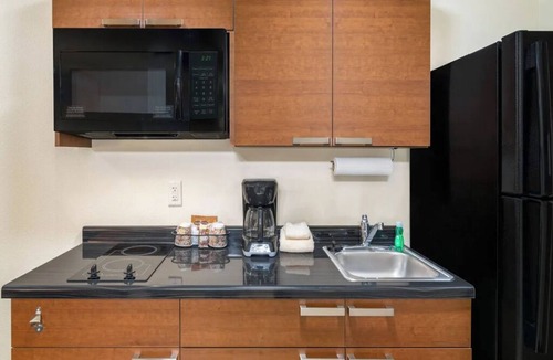 Bismarck Hotel | 4-Room Offering Comfort Near Bismarck’s Must-See Landmarks