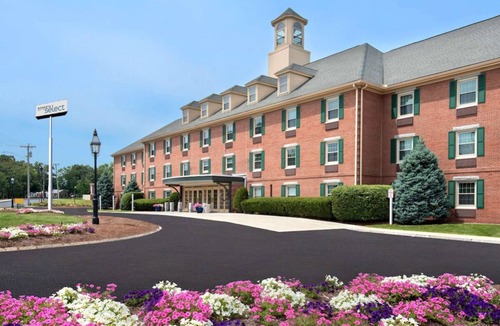 Woburn House | 4 Spacious Units! FREE Parking, Pets Allowed, Close to Burlington Mall!