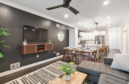 Shadyside House | 4 Story Home with 3 King Beds and cozy backyard