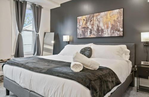Shadyside House | 4 Story Home with 3 King Beds and cozy backyard