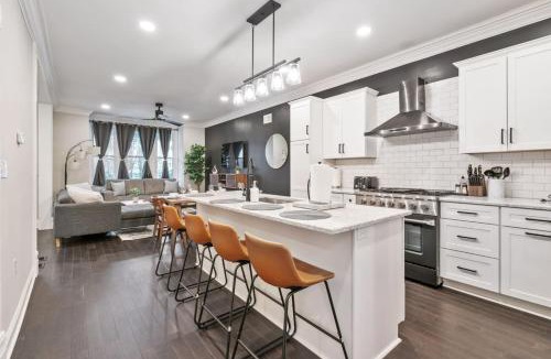 Shadyside House | 4 Story Home with 3 King Beds and cozy backyard