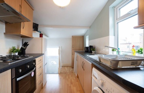 Wallsend Apartment | 4Bedrooms-3Bath-9Beds-Wallsend- by Holiday Homes