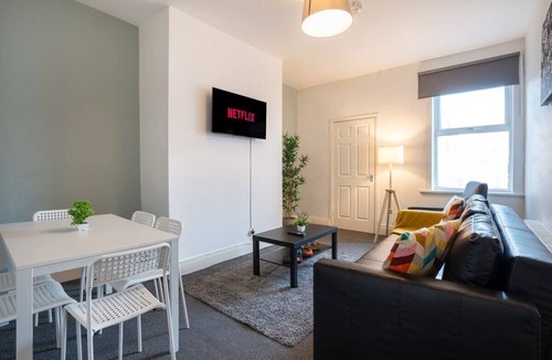 Wallsend Apartment | 4Bedrooms-3Bath-9Beds-Wallsend- by Holiday Homes