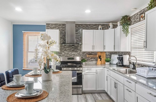 Burbank House | 4BR/1.5BA+Fenced Backyard +Near MDW+One Level