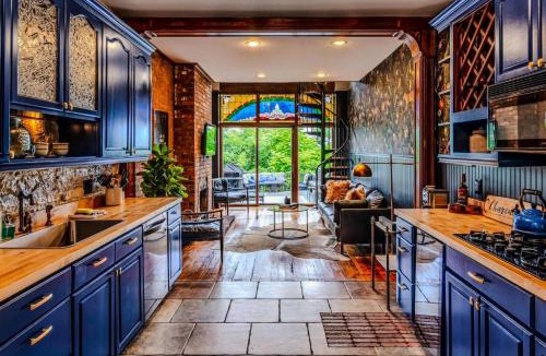 Mount Adams House | 4BR Bridal, Group Retreat - Walkable - Skyline Views
