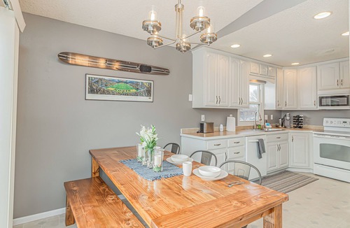 Fargo House | 4BR Fenced Yard I Pack n Play, Garage, Fast WiFi