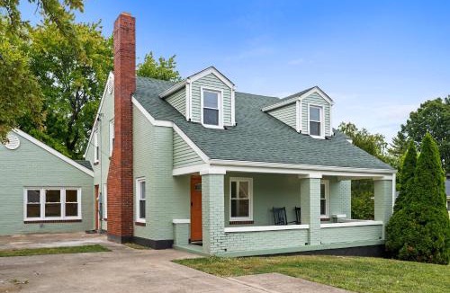 Hamilton House | 4BR, Home Theater, near Spooky Nook Sports Complex