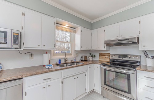 Fargo House | 4BR I 5 mins to NDSU, King, Pack n play, Backyard