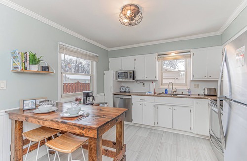 Fargo House | 4BR I 5 mins to NDSU, King, Pack n play, Backyard