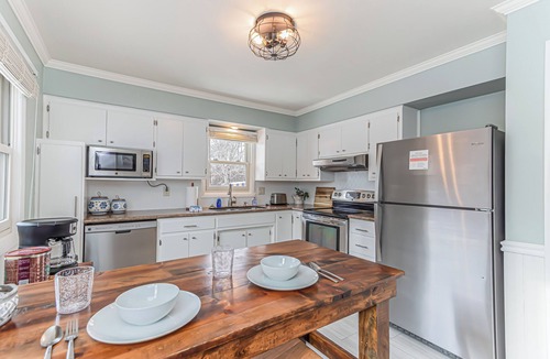 Fargo House | 4BR I 5 mins to NDSU, King, Pack n play, Backyard