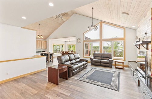 Crary Villa | 4BR Lakefront | Fishing, Dogs OK | Devils Lake