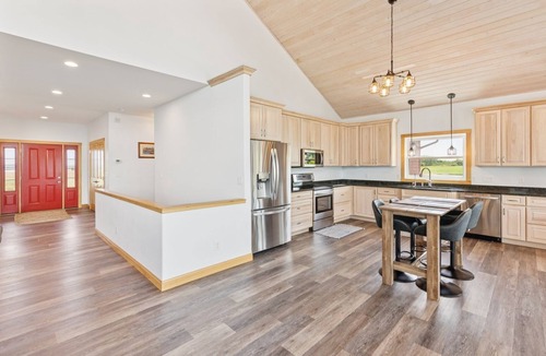 Crary Villa | 4BR Lakefront | Fishing, Dogs OK | Devils Lake