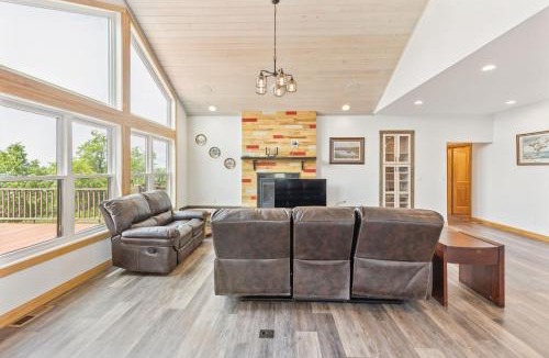 Crary Villa | 4BR Lakefront - Fishing, Dogs OK - Devils Lake