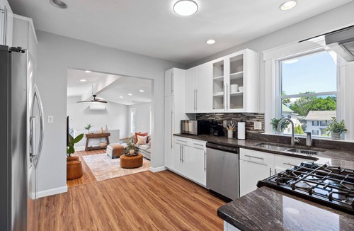 Salem House | 4BR Retreat King Bed Walk or Ride to Downtown Salem Free Parking & Laundry