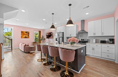 Talbot's Corner Villa | 4BR - Sleeps 12 | Makeup Room + Rooftop!