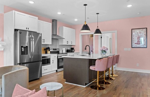 Talbot's Corner Villa | 4BR - Sleeps 12 | Makeup Room + Rooftop!