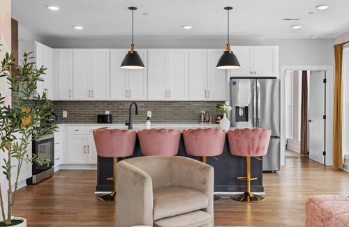 Talbot's Corner Villa | 4BR Sleeps 14 | Makeup Room + Rooftop!