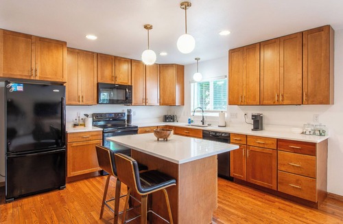 Fargo House | 4BR | Sleeps 8, Fenced Yard, Games, King x 2