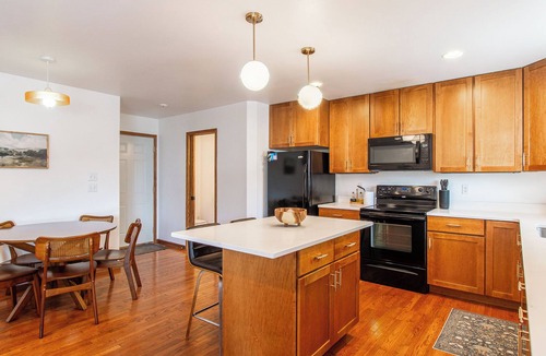 Fargo House | 4BR | Sleeps 8, Fenced Yard, Games, King x 2