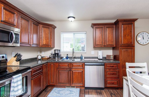 Fargo House | 4BR South Fargo, Sleeps 6, Fenced Yard, Games