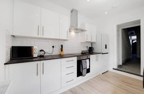 Westoe House | 4BR South Shields Stay | Sleeps 8| by Stay With Us