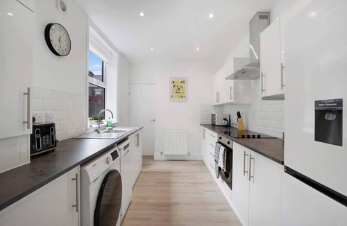 Westoe House | 4BR South Shields Stay | Sleeps 8| by Stay With Us