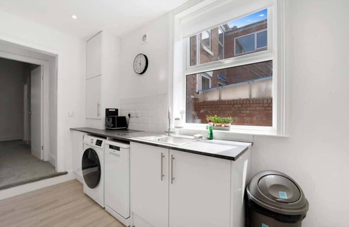 Westoe House | 4BR South Shields Stay | Sleeps 8| by Stay With Us